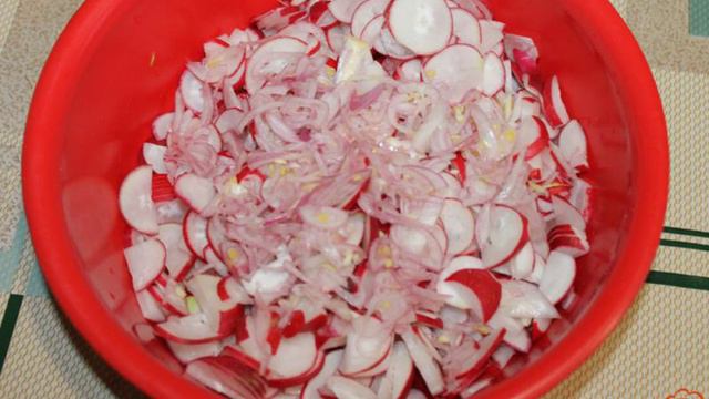 Салат из редиса с яйцами и колбасой