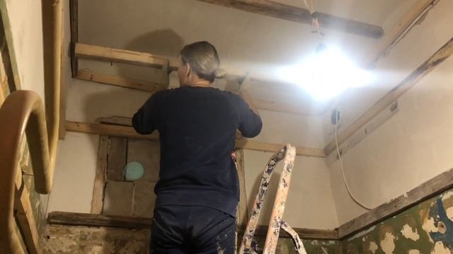 Нашла способ как пришить бруски к потолку смотреть онлайн