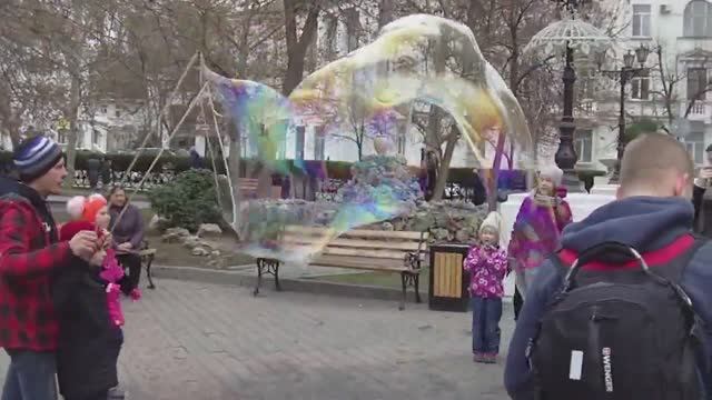 Новый год. Огромные мыльные уличные пузыри. Севастополь. Крым. (2019-01-05)