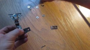 Как установить петлю, на поврежденную поверхность кухонного шкафа.