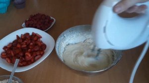ПТИФУРЫ МИНДАЛЬНЫЕ С КЛУБНИКОЙ И МАЛИНОЙ / ALMOND CUPCAKES WITH STRAWBERRIES AND RASPBERRIES