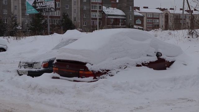 Припаркованный автотранспорт мешает полноценной уборке города от снега смотреть онлайн