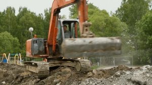 Работа на экскаваторе с одной исправной гусеницей.