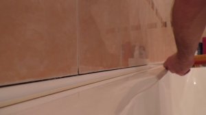 2. заделать стык между ванной и кафелем стеной