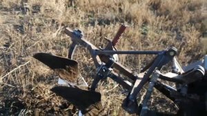 Пахота двухкорпусным плугом.