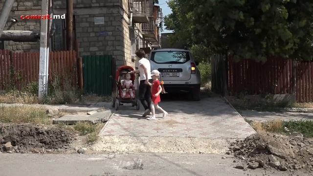 Обновляется дорожное покрытие и тротуар на ул. Комсомольская м.Комрат
