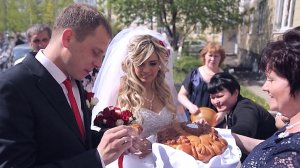 Родители встречают молодожёнов с свадебным караваем