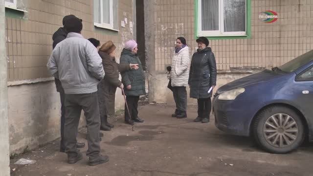 Жильцы дома в Харцызске жалуются на жуткий запах канализации