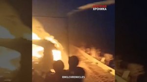 Украинские военные эвакуируют с поля боя, предположительно, горящий БТР Stryker производства США.