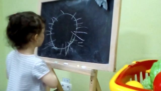 Ребенок рисует мелками. Рисуем солнышко. Как правильно рисовать. Ребенку 3 года. смотреть онлайн