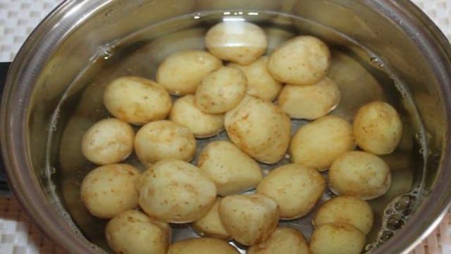 Молодой картофель со шпинатом