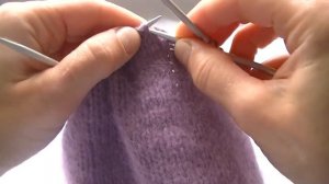 Вяжем  шапку бини спицами.