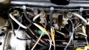 Работающий двигатель, форсунка посажена на герметик(форсунка справа).