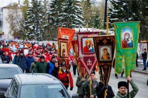 Тысячи верующих приняли участие в Пасхальном крестном ходе 5 мая 2024 года в Екатеринбурге