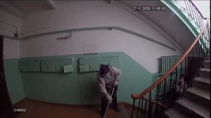 Как моют подъезды некоторые уборщицы.