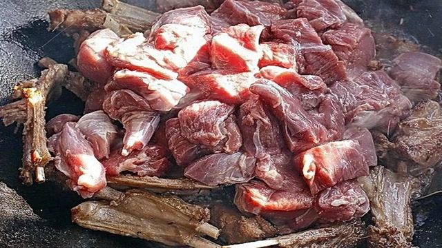 Козлятина с яблоками и черносливом