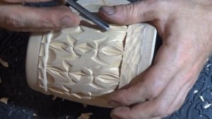 Wood carving_ Pattern on the mug_ wood art_ Резьба по кружке!.mp4
