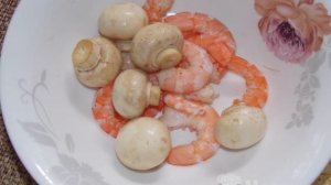 Грибные шашлычки с креветками и помидором на шпажках в духовке