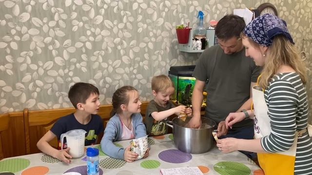 ?ПАСХА?ПЕЧЁМ КУЛИЧИ ?РЕДКИЙ РЕЦЕПТ?КРАСИМ ЯЙЦА? смотреть онлайн