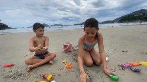 Ensinando o Gui fazer castelo de areia