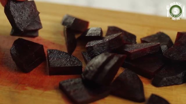 Салат из свеклы и листьев салата. Рецепт от Меню 5 Минут.