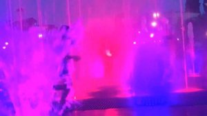 ДЕТИ КУПАЮТСЯ И ИГРАЮТ В МУЗЫКАЛЬНОМ ФОНТАНЕ / ЦВЕТНЫЕ ФОНТАНЫ /  COLORED MUSICAL FOUNTAINS