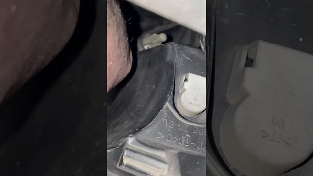 Замена лампы ближнего света . На Рено Сценик 3 смотреть онлайн