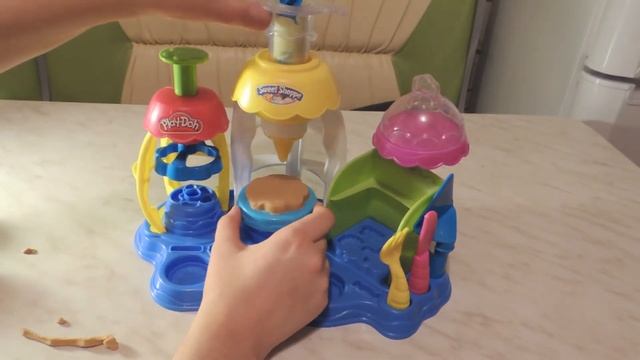 Пластилин для детей Плей до - набор "Фабрика Пирожных" Play-Doh Frosting Fun Bakery! смотреть онлайн