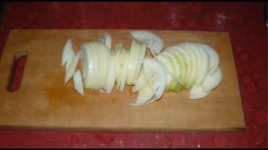 Тушеные свиные ребра с морковью и луком.
