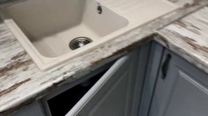 Серая кухня в стиле неоклассика