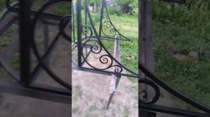 Кованый козырёк над дверью.