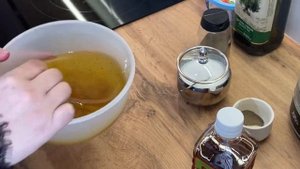 Салат из запеченной свеклы с рукколой, творожным сыром под соусом «премиум»