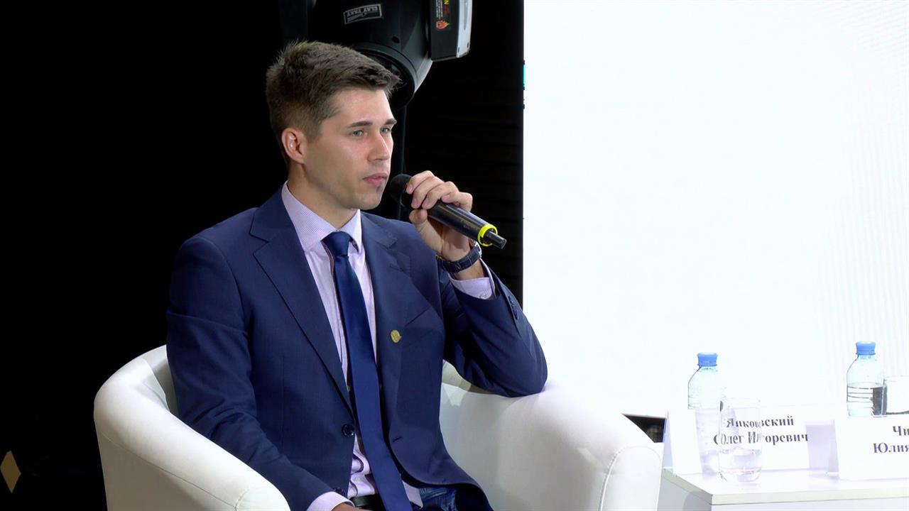 Победителем конкурса "Учитель года" стал преподаватель русского языка и литературы Олег Янковский