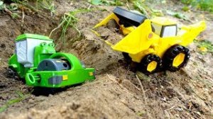 Машинки на детской площадке -  Ролли провалился в яму.mp4