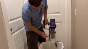 How to open Dyson Cyclone V10: How to empty Dyson Cyclone V10