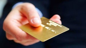 Зачем каждый банк так активно "впаривает" нам банковскую карту? В чём их выгода?