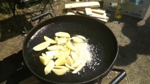 Жареная картошка на сковороде - готовим на природе