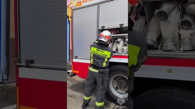 С Днём автомобилиста! Помните, что взаимопомощь важнее любых функций?  (со звуком) #мчсвтренде