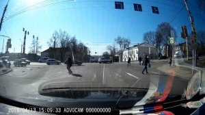 Выезд на красный сигнал светофора на перекрестке. Смоленск.