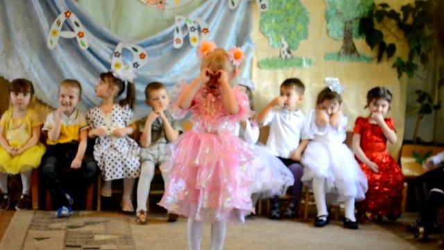 Девочка плачет и рассказывает стишок. 8 Марта