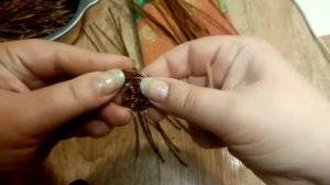 Плетение корзиночки из сосновых иголок.