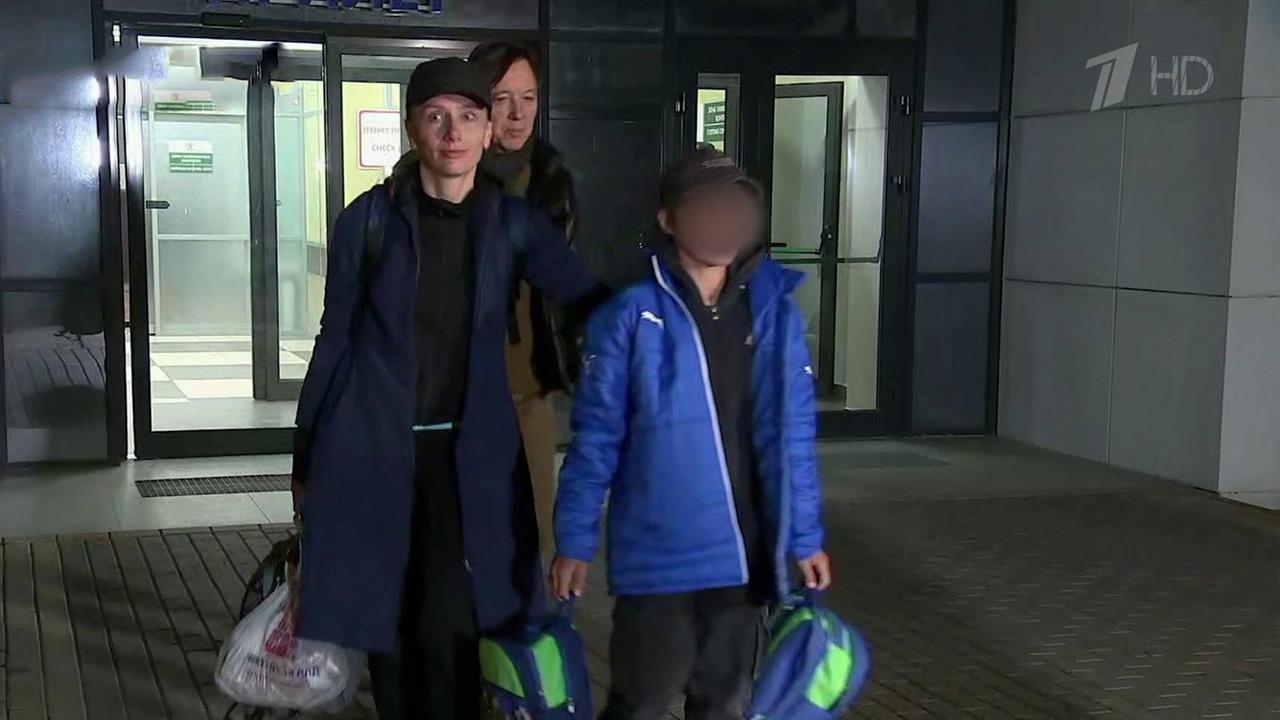 Ночью в подмосковном аэропорту Чкаловский встречали российских детей, вывезенных из Сирии