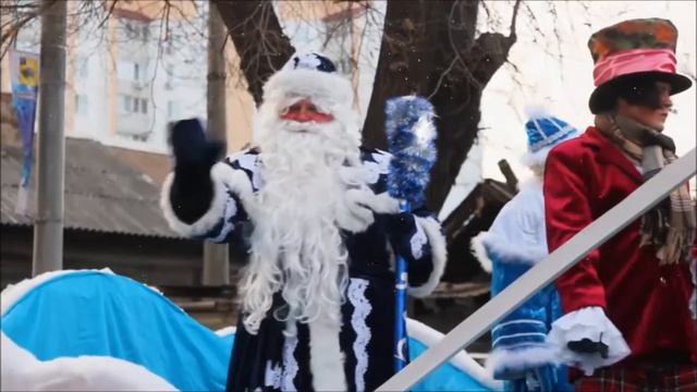 Парад Дедов Морозов в Энгельсе смотреть онлайн