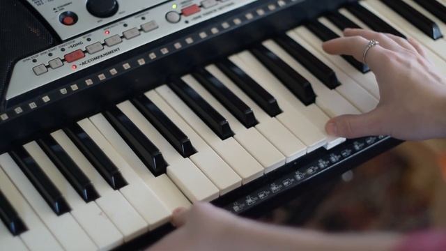 5 урок на синтезаторе для детей. самая простая и легкая песенка. смотреть онлайн