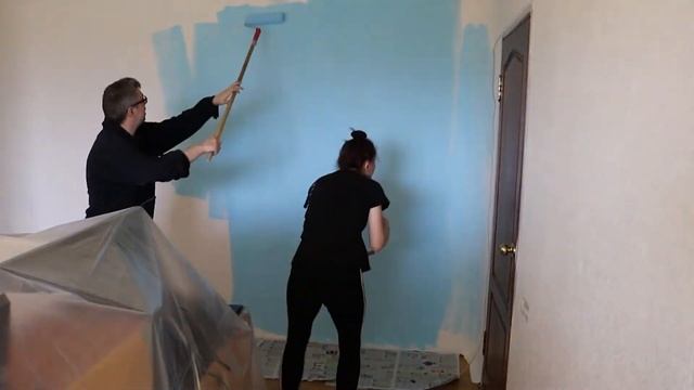 Красим обои. Ремонт комнаты смотреть онлайн