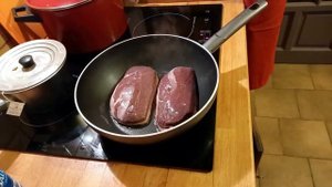 Утиная грудка в медовом соусе— Magret de canard au miel et vinaigre balsamique