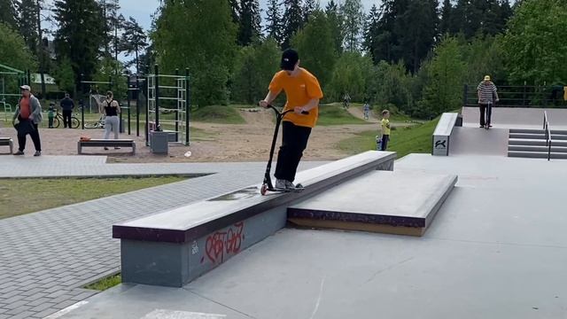 Новый скейт парк в Питере | Трюки на самокате... смотреть онлайн