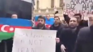 В Баку у посольства Ирана скандируют: "русские, армяне и иранцы (персы) враги азербайджанцев"
