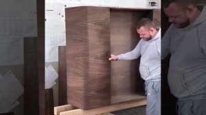 Необычная конструкция дверей шкафа.