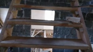 Строим дом. Как одному натянуть пароизоляцию В к балкам перекрытия.